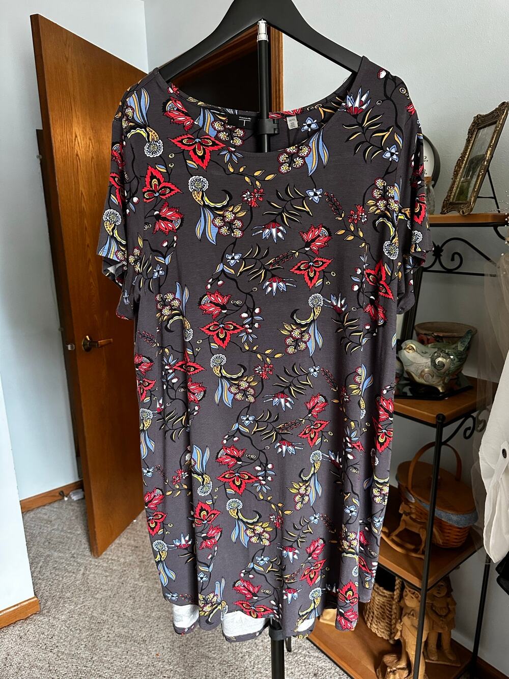 NWT Tahari Short Sleeve Gray Floral Shift Dress Boho Botanical Multicolor 1X